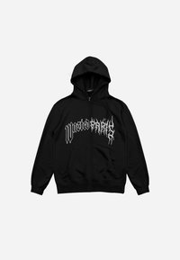 Sudadera negra con cremallera y texto gráfico blanco en la parte delantera. Está hecha de una tela suave, cuenta con capucha ajustable y dos bolsillos frontales.