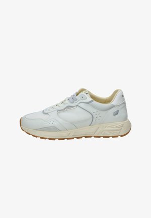 Witte lage sneaker met beige zool en grijze veters, mesh- en leren panelen, en "Crime London" branding op de zijkant en zool.