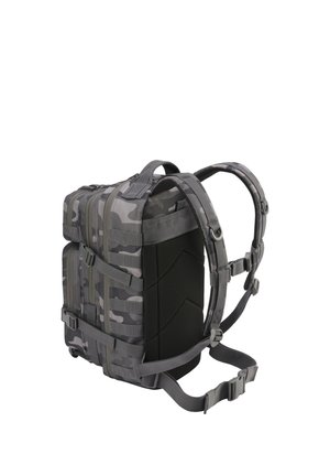 Taktyczny plecak w kamuflażowy wzór, z wyściełanymi paskami na ramiona, wieloma zamykanymi na zamek kieszeniami oraz regulowanymi paskami na klatkę piersiową i w talii.