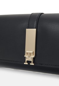 Tommy Hilfiger HERITAGE FLAP - Rahakott - black