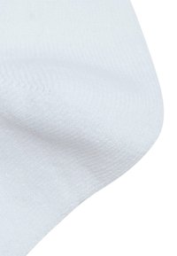 Weiße Baumwollsocke mit strukturiertem Muster, gefertigt mit einer glatten Oberfläche und einem leicht gerippten Bund. Fokus auf sauberes Design und Einfachheit.