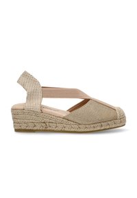 Sandalia de cuña de espadrille con parte superior tejida en beige, correa elástica y suela de yute trenzado. Punta redondeada y acentos de tela texturizada.