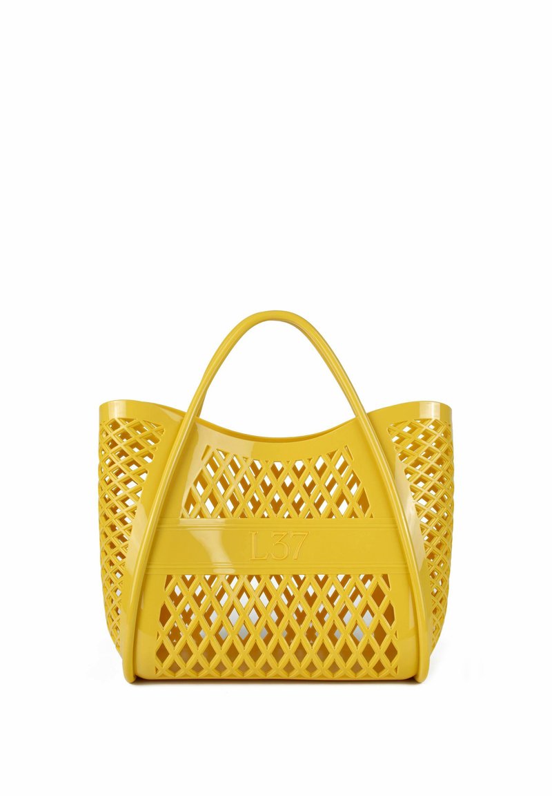 Geel, glanzende plastic tas met een lattenontwerp, voorzien van twee gebogen handvatten en een horizontale band met de tekst "L37."