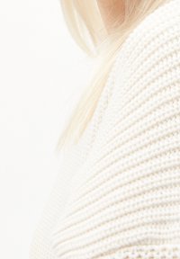 Pull crème en maille avec un motif texturé, doté d'une coupe décontractée et de détails côtelés sur les bords. Matière douce et légère.