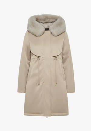 Cappotto impermeabile beige con ampio colletto in pelliccia, vita regolabile con coulisse e tasche laterali. Tessuto liscio con taglio dritto e chiusura con zip.
