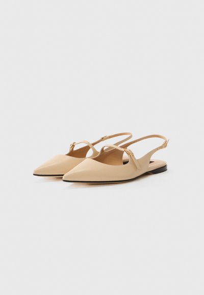 Pantofi slingback bej, cu vârful ascuțit, fabricați din piele netedă, având un design decupat și o curea la gleznă cu o cataramă mică aurie.