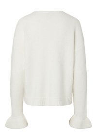 Suéter blanco de punto con una textura de canalé, mangas anchas y un cuello redondeado. El dobladillo es ligeramente corto.