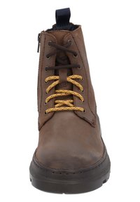Stivale ankle in pelle marrone con lacci gialli e marroni, chiusura con zip e rivestimento interno in tessuto nero; suola in gomma resistente con leggera scolpitura.