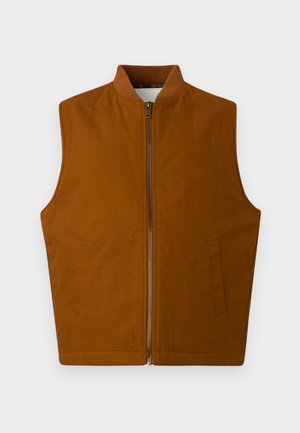 Bruine mouwloze vest met een rits aan de voorkant en twee zijzakken, met een geribbeld kraag, plat gelegd op een witte achtergrond.