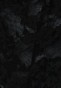 Svart spetstyg med blommönster och en strukturerad väv. Materialet är semitransparent, med ett fint nätutseende.