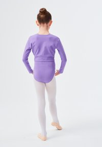 Langärmliger Lavendelleotard mit einem taillierten Oberteil und einer engen Taille, kombiniert mit weißen Strumpfhosen und hellrosa Ballettschläppchen.