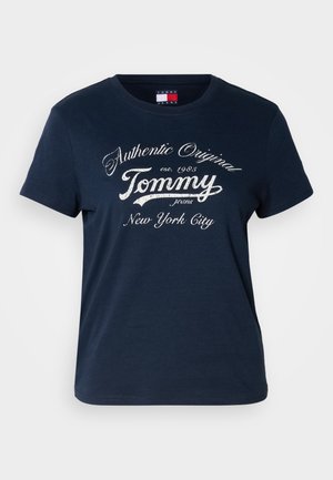 Jūrų mėlės medvilnės marškinėliai su balta užrašu "Autentiškas originalas Tommy Jeans Niujorko miestas" per priekį.
