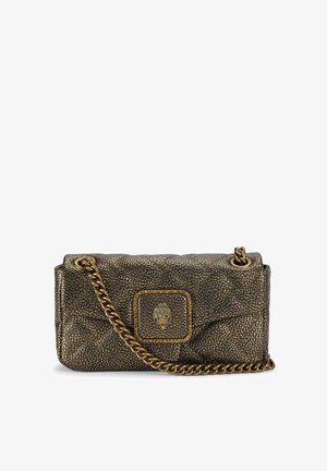 Metalen bruine handtas met een doorgestikte textuur, voorzien van een rechthoekig sluitingsdetail en een gouden kettingriem. Compact formaat voor gemakkelijk dragen.