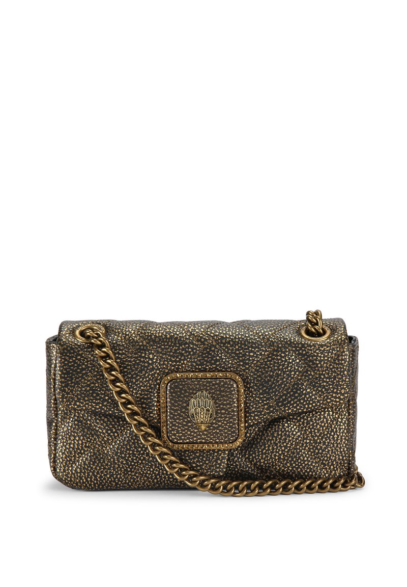 Metalen bruine handtas met een doorgestikte textuur, voorzien van een rechthoekig sluitingsdetail en een gouden kettingriem. Compact formaat voor gemakkelijk dragen.