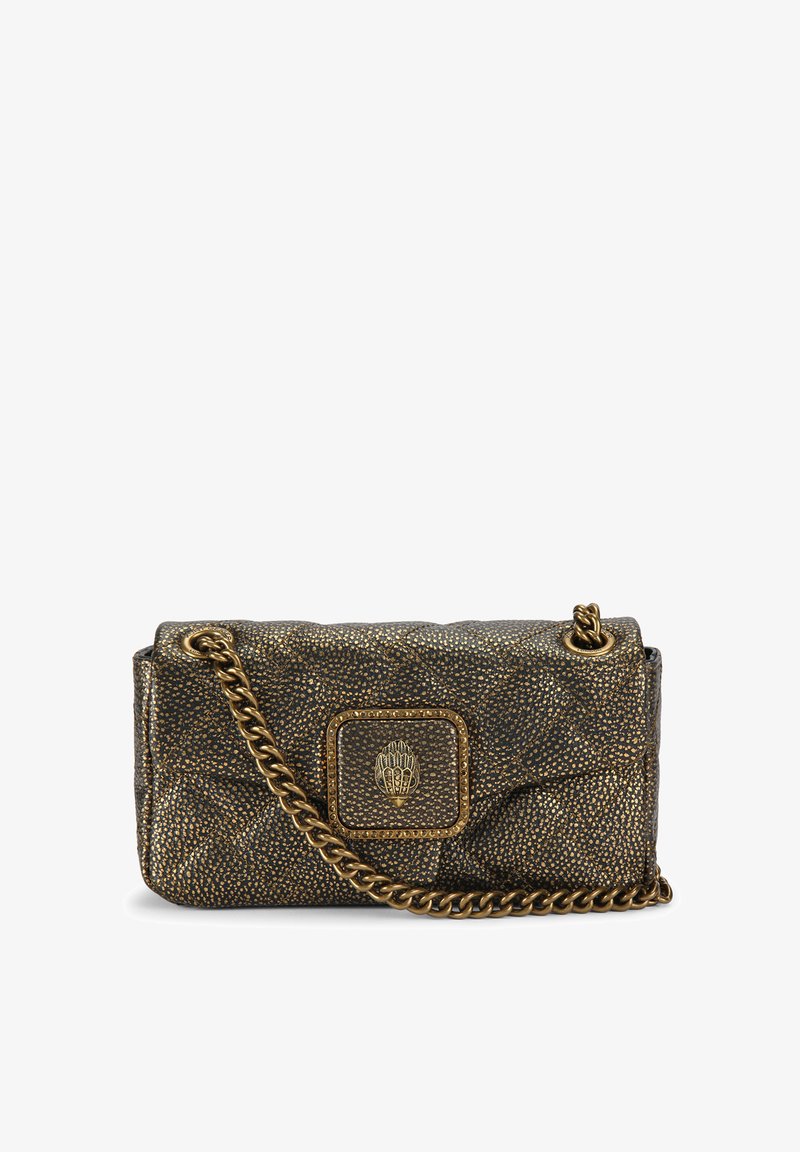 Metalen bruine handtas met een doorgestikte textuur, voorzien van een rechthoekig sluitingsdetail en een gouden kettingriem. Compact formaat voor gemakkelijk dragen.