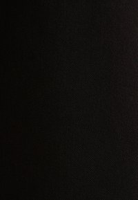 Czarna teksturowana tkanina z wplecionym wzorem, mająca subtelną świetlistość. Powierzchnia wydaje się trwała i równo wykończona, bez widocznych wad.