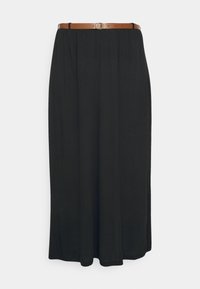 Zwarte maxi rok met een brede elastische tailleband, voorzien van een bruine leren riem, vloeiende stof en een rechte snit.