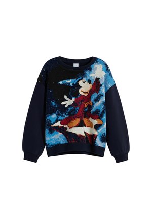 Strickpullover mit einem Bild eines Cartoon-Charakters in einem roten Gewand vor einem dunkelblauen und hellblauen Hintergrund. Lange Ärmel, runder Halsausschnitt.