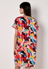 Kurzärmliges Kleid mit einem bunten Blattmuster. Es hat einen lockeren Schnitt, einen runden Ausschnitt und lebendige Farben in Rot, Pink, Blau und Gelb.