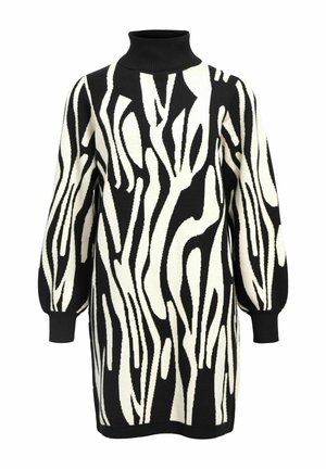 Schwarz-weißes Strickkleid mit hohem Kragen, das ein abstraktes, wellenförmiges Muster aufweist; gestrickte Textur, lange Ärmel mit gerippten Bündchen.