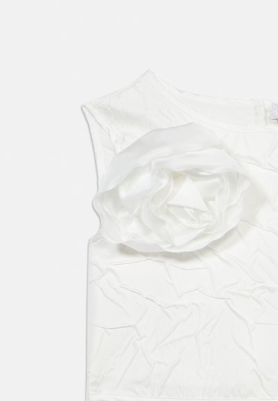 Λευκό σατέν αμάνικο τοπ με μεγάλο υφασμάτινο τριαντάφυλλο στο αριστερό ώμο και διακριτή υφή σε όλη την επιφάνεια.