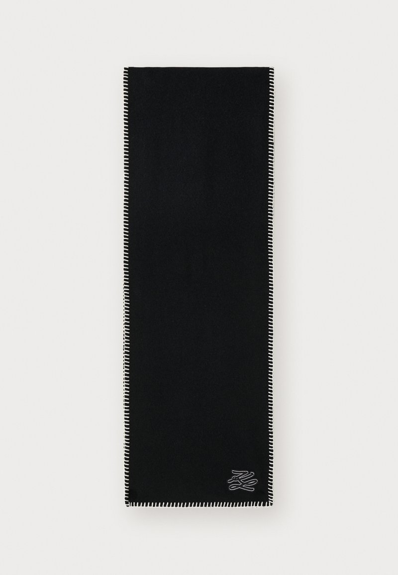 Juodas šalikėlis, pagamintas iš minkštos medžiagos, su baltomis siūlėmis palei kraštus ir mažo logotipo viename kampe. Stačiakampio formos.