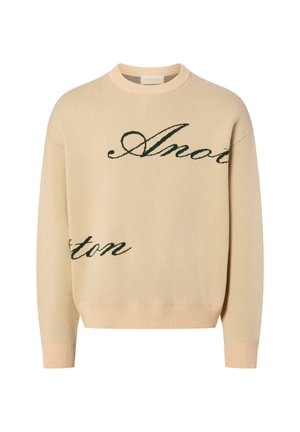 Beiger Strickpullover mit geripptem Rundhalsausschnitt, Bündchen und Saum, mit schwarzem kursivem Teiltext-Design auf Vorderseite und Ärmeln.