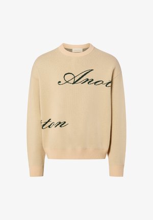 Beiger Strickpullover mit geripptem Rundhalsausschnitt, Bündchen und Saum, mit schwarzem kursivem Teiltext-Design auf Vorderseite und Ärmeln.