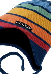 Raidallinen neulehattu sinisen, oranssin, vihreän, vaaleanpunaisen ja punaisen sävyissä. Varustettu korvaläpillä ja leuan siteellä. Brändilogo näkyvissä sisällä.