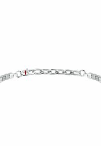 Bracciale in argento con anelli rettangolari e segmenti di catena arrotondati, con una finitura lucida e un fermo decorativo con un accento rosso.