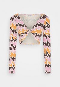 Top cropped de manga longa em tecido estampado com linhas onduladas em rosa, castanho, laranja e creme, com um detalhe torcido na parte da frente.