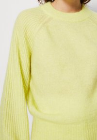 Second Female Pullover - light yellow