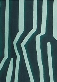 Textil s tmavě modrou pozadím a tenkými, nepravidelnými světle modrými pruhy, které vytvářejí vlnkový vzor napříč povrchem.