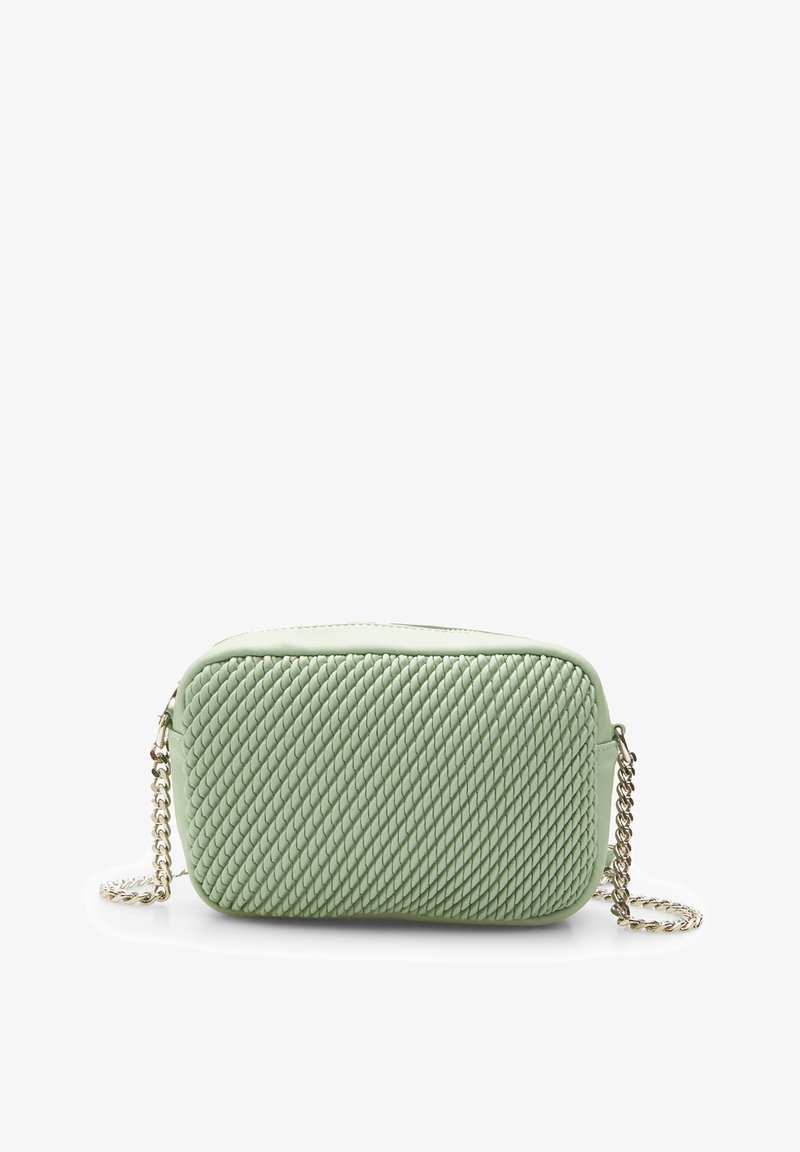 Borsa a tracolla in pelle verde intrecciata con forma rettangolare, dotata di tracolla a catena e superficie testurizzata. Chiusura con zip sulla parte superiore.