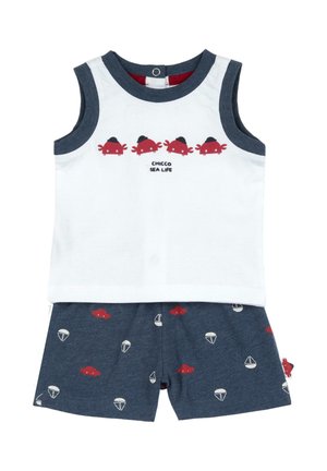 Conjunto de algodón de dos piezas que incluye una camiseta blanca sin mangas con estampados de cangrejos rojos y pantalones cortos azul marino con patrones de nubes y veleros.