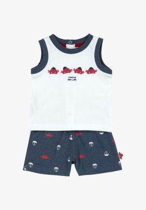 Conjunto de algodón de dos piezas que incluye una camiseta blanca sin mangas con estampados de cangrejos rojos y pantalones cortos azul marino con patrones de nubes y veleros.