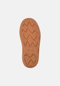 Suela de zapato de goma marrón con patrones de banda de rodamiento ondulados y la marca "CAMPE" en relieve, tamaño "28" indicado en la parte inferior.