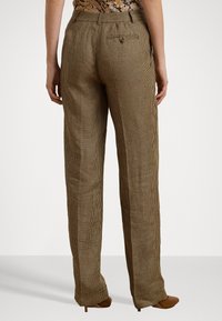 Lang geschnittene braune Karohosen mit lockerer Passform, flachem Vorderteil und seitlichen Taschen, die eine glatte Textur und hohe Taille aufweisen.