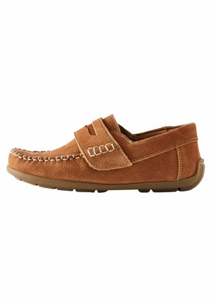 Mocassin en cuir marron avec un détail de couture à l'avant, une bride avec des découpes et une semelle en caoutchouc flexible. Design arrondi avec une finition texturée.