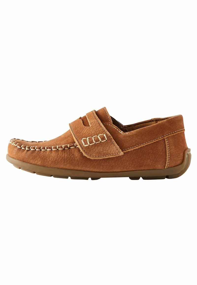 Mocassin en cuir marron avec un détail de couture à l'avant, une bride avec des découpes et une semelle en caoutchouc flexible. Design arrondi avec une finition texturée.