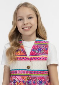 Spalvinga, raštuota liemenė su geometriniais motyvais rožinės, mėlynos, žalios ir grietinės spalvų; turi V formos iškirptę ir dvi apvalias sagas.