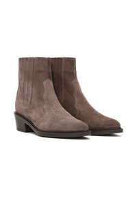 Stivaletti alla caviglia in camoscio marrone con punte appuntite, dettagli a motivo smerlato, pannelli elastici laterali e tacco basso impilato.