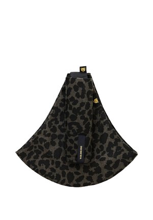 Bolsa de tela triangular con estampado de leopardo en negro y gris oscuro y una etiqueta negra con la palabra "WILDRIDE" en letras doradas.