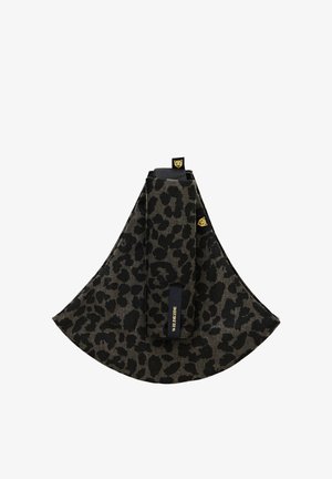 Bolsa de tela triangular con estampado de leopardo en negro y gris oscuro y una etiqueta negra con la palabra "WILDRIDE" en letras doradas.