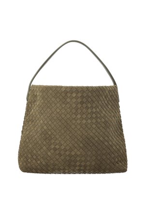 Geantă maro din piele întoarsă cu textură țesută și o singură curea subțire pentru umăr pe fundal alb.