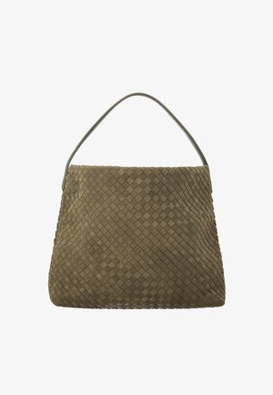 Bruine suède handtas met geweven structuur en een enkele dunne schouderriem op een witte achtergrond.