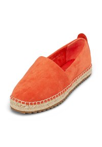 Espadrille en daim orange avec un bout rond, une semelle intermédiaire en jute tressé et une semelle en caoutchouc texturé. Pas de matériel ou d'accents visibles.