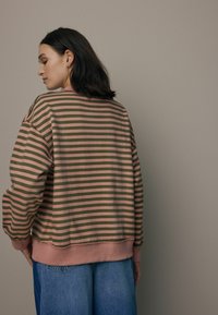 Next STRIPED RAW EDGE SEAM DETAILING CREW NECK - Mikina - pink khaki green