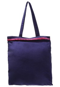 Mörkblå sammetsväska med två långa tyghandtag och en rosa flätad detalj upptill. Slät textur och mjuk finish.