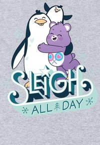 Grafika zobrazuje dva tučňáky a fialového medvěda, jak se objímají. Text zní "SLEIGH ALL DAY" v modré a bílé barvě. Pozadí: světle šedé.